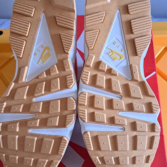 NEW IN BOX SZ 9: Women's Nike Air Huarache Summit Wht/Hyper Pink-Solar Flare - Picture 5 of 5